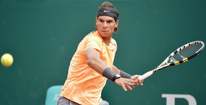 El tenista español Rafael Nadal devuelve la pelota al finlandés Jarkko Nieminen durante la segunda ronda del del Masters 1.000 de Montecarlo