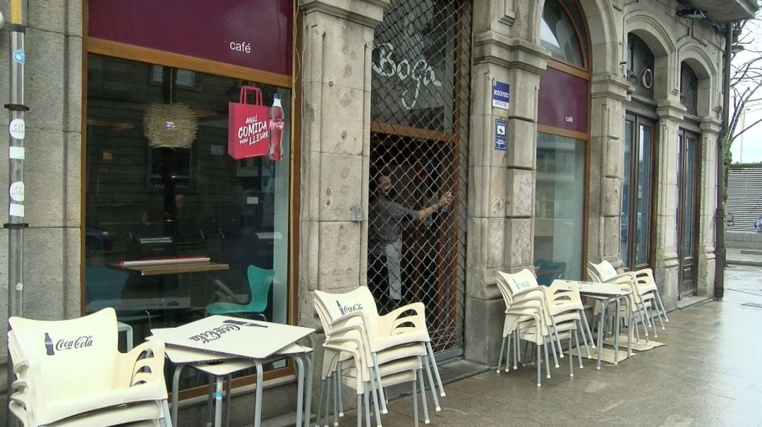 La terraza de un local de Vigo, recogida en un día de lluvia.