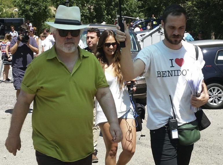 El realizador manchego, Pedro Almodóvar, en Panticosa, durante el rodaje de su última película &#039;Silencio&#039;, en el Pirineo de Huesca.