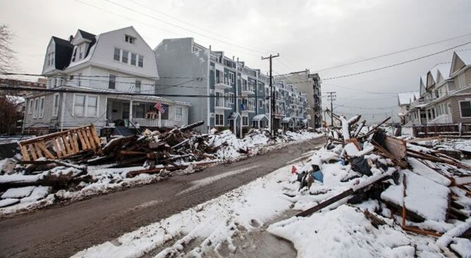 En una de las zonas de Nueva York más afectadas por el huracán Sandy siguen las tareas de limpieza y reconstrucción