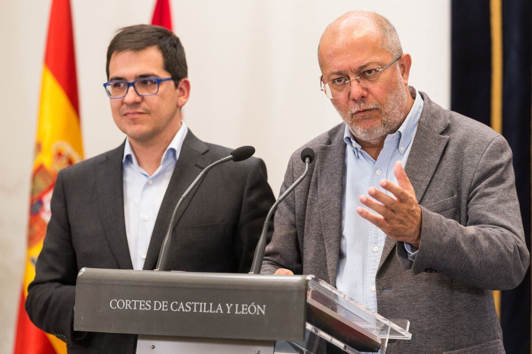 En la imagen el secretario de Acción Institucional de Ciudadanos, José María Espejo (I), y el presidente de Ciudadanos en CyL, Francisco Igea (D), durante la comparecencia posterior a la reunión mantenida con el PP de CyL