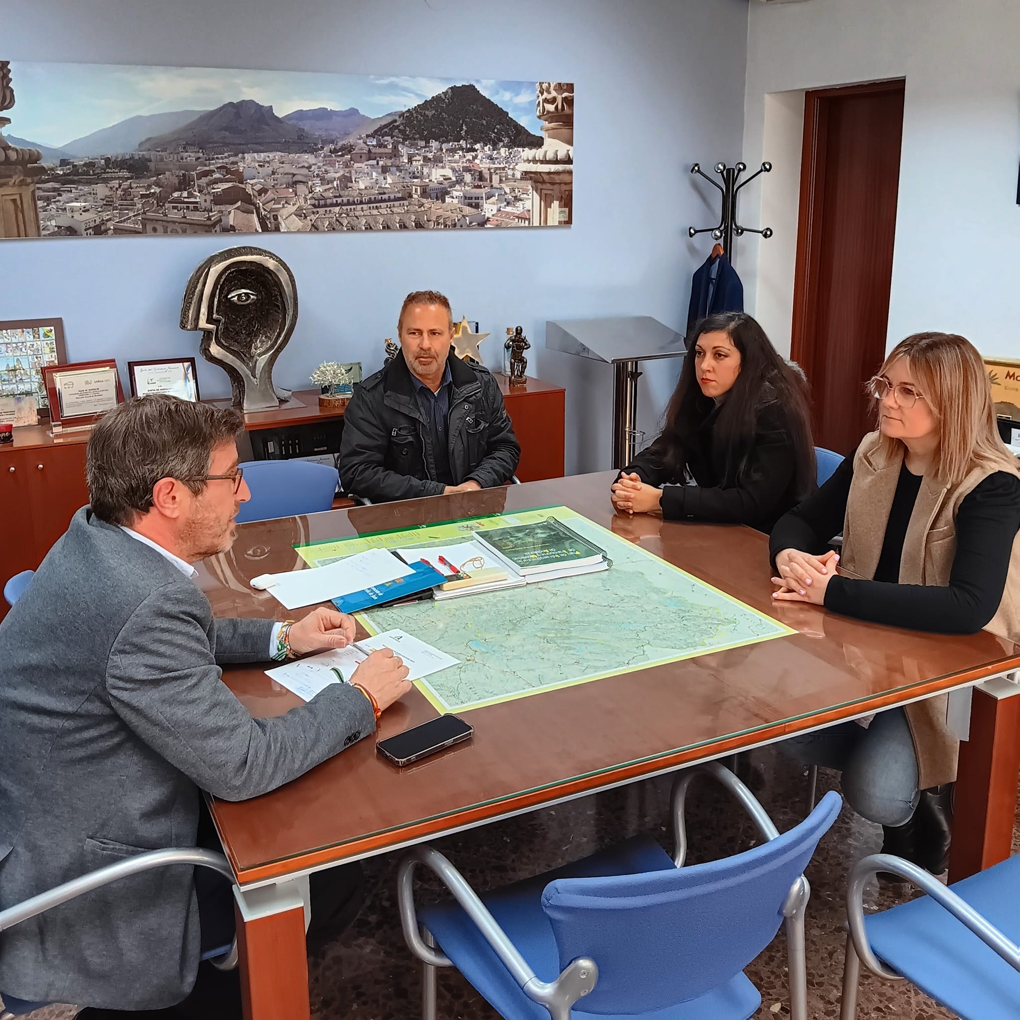 Reunión de la alcaldesa de Escañuela con el delegado de Fomento