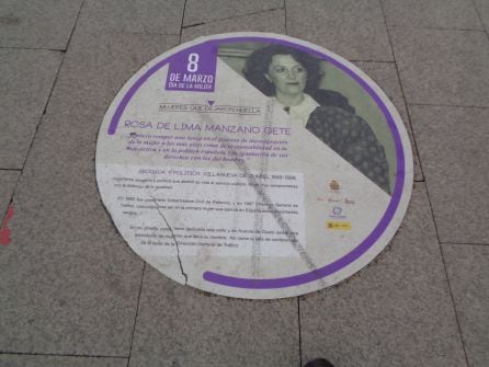 Uno de los vinilos de la exposición &#039;Mujeres que dejaron huella&#039; recuerda la figura de Rosa de Lima Manzano en el suelo de la plaza Mayor