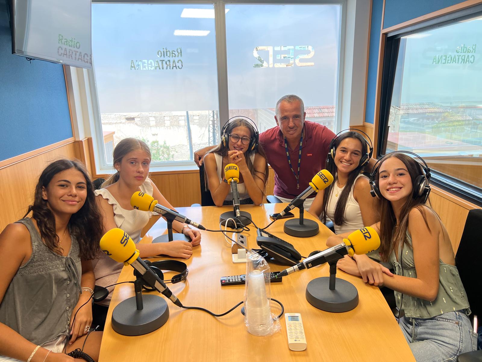 Las &#039;Sirenas del Mar Menor&#039; triunfan en RedeSTEAM con su papel ecológico hecho de algas invasoras