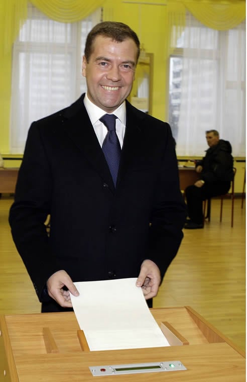 Dmitri Medvédev depositando hoy su voto