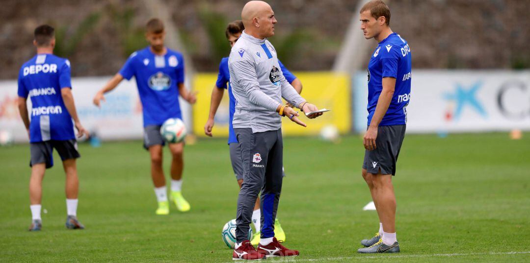 Luis César da indicaciones a sus jugadores