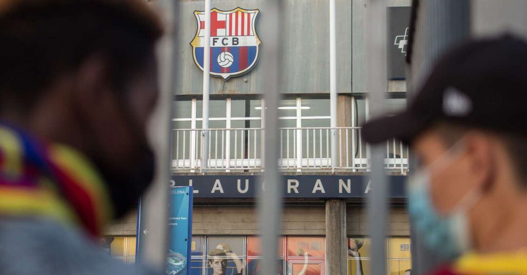 Dos aficionados, en los exteriores del Camp Nou.