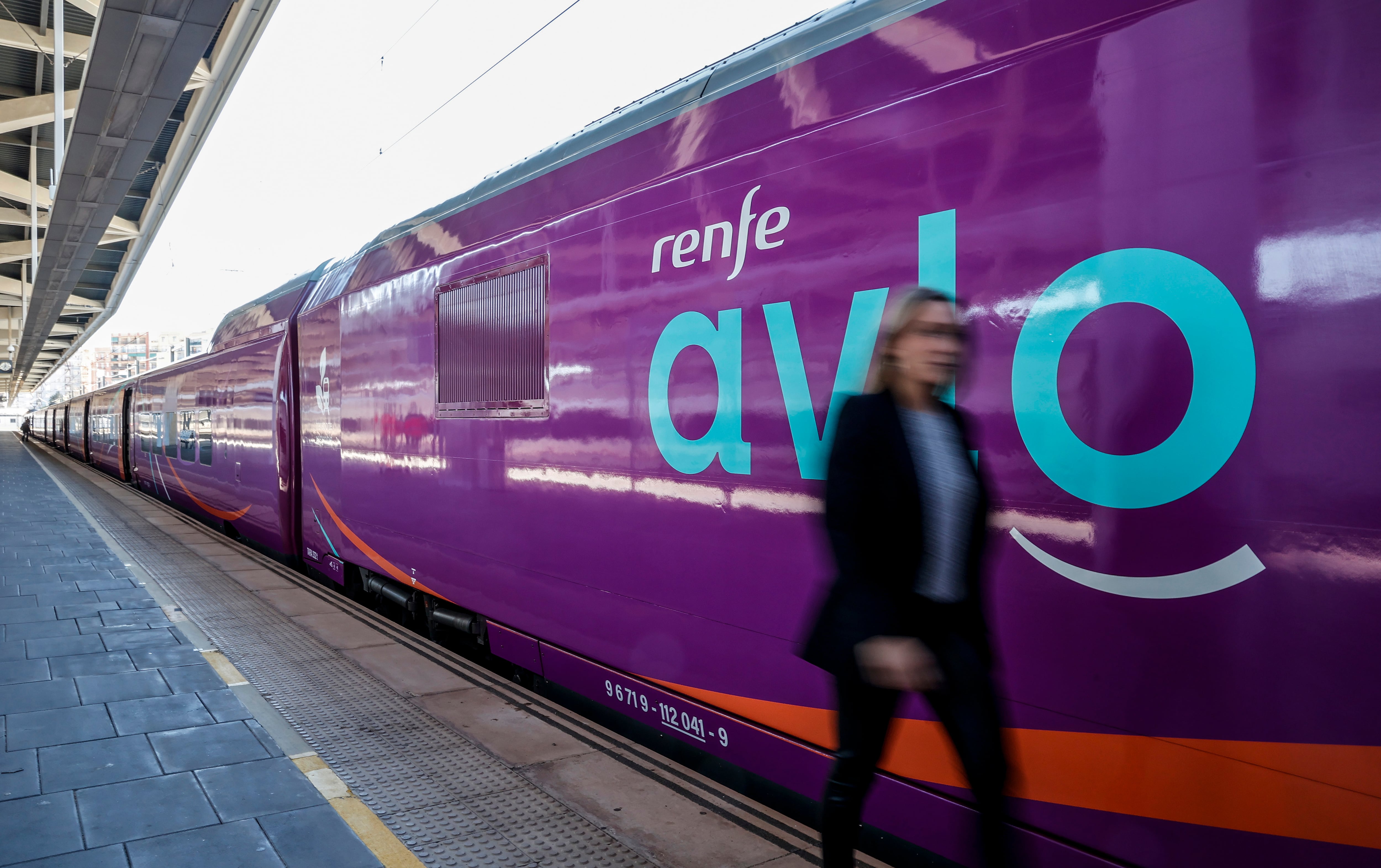 Un tren de Avlo, la marca de bajo coste de Renfe, llega a la estación valenciana de Joaquín Sorolla, el pasado 17 de febrero