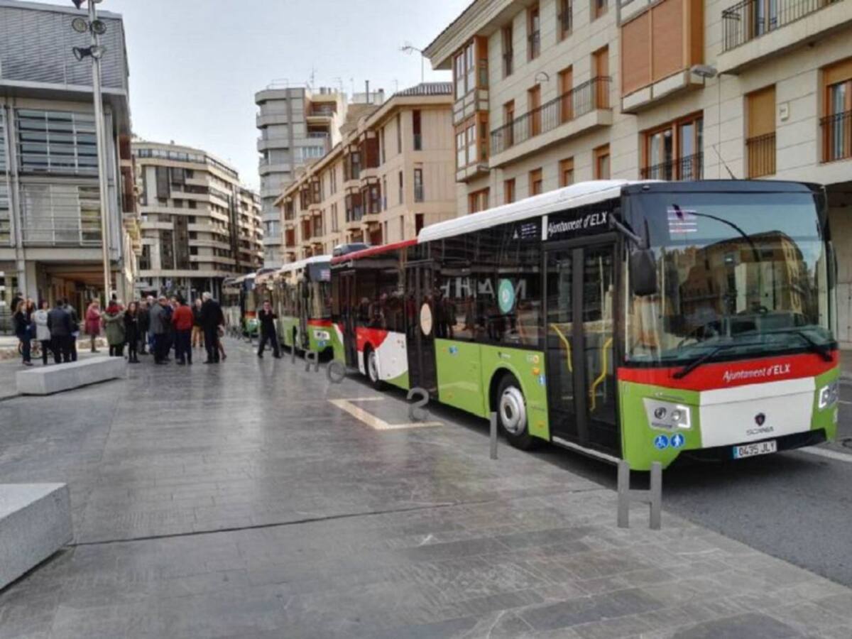 Elche apuesta por unas paradas de autobús más accesibles