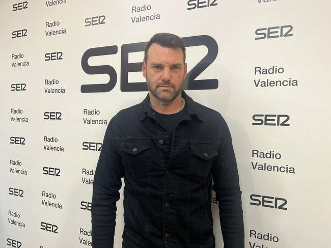 Rafa Alarcón en los estudios de Radio Valencia Cadena SER