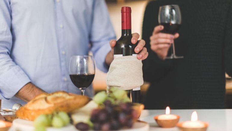Foto de archivo de unas copas y una botella de vino