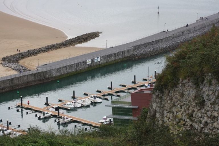 Escollera situada al inicio de la playa Salvé, junto al puerto de Laredo 