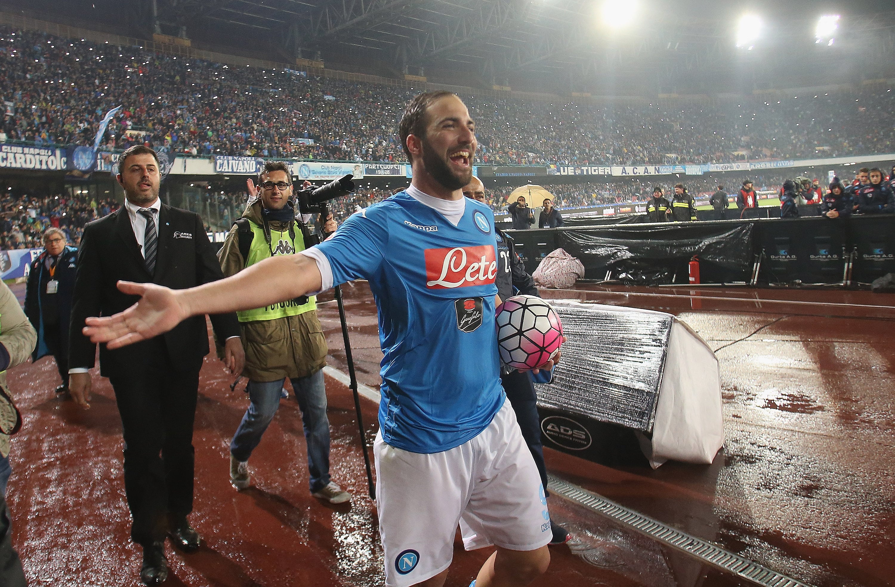 Gonzalo Higuaín celebra en San Paolo.