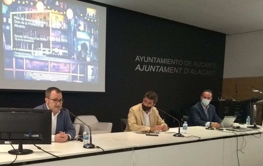 El presidente de ARA, César Anca (i) y el de la Diputación, Carlos Mazón (c), en la presentación del estudio del impacto del COVID en la hostelería.