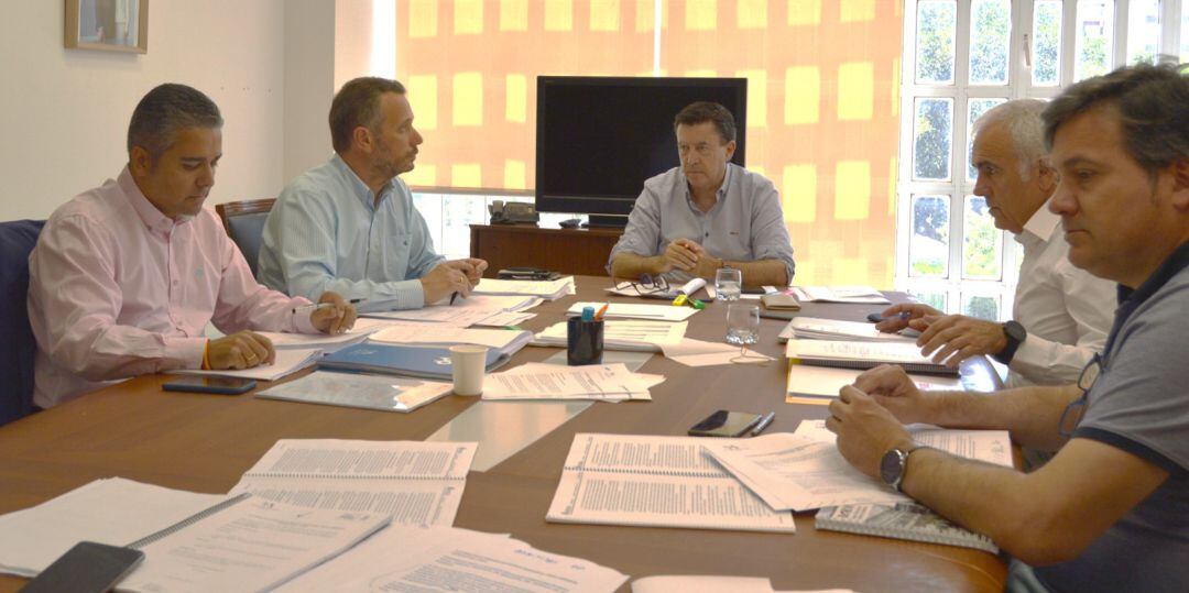 Imagen de los diputados regionales que han participado en las reuniones