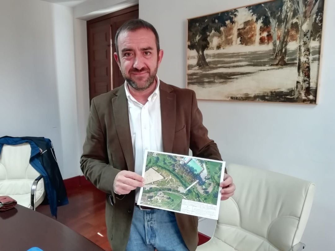 El concejal de Urbanismo, Francisco Márquez, sostiene el plano del proyecto