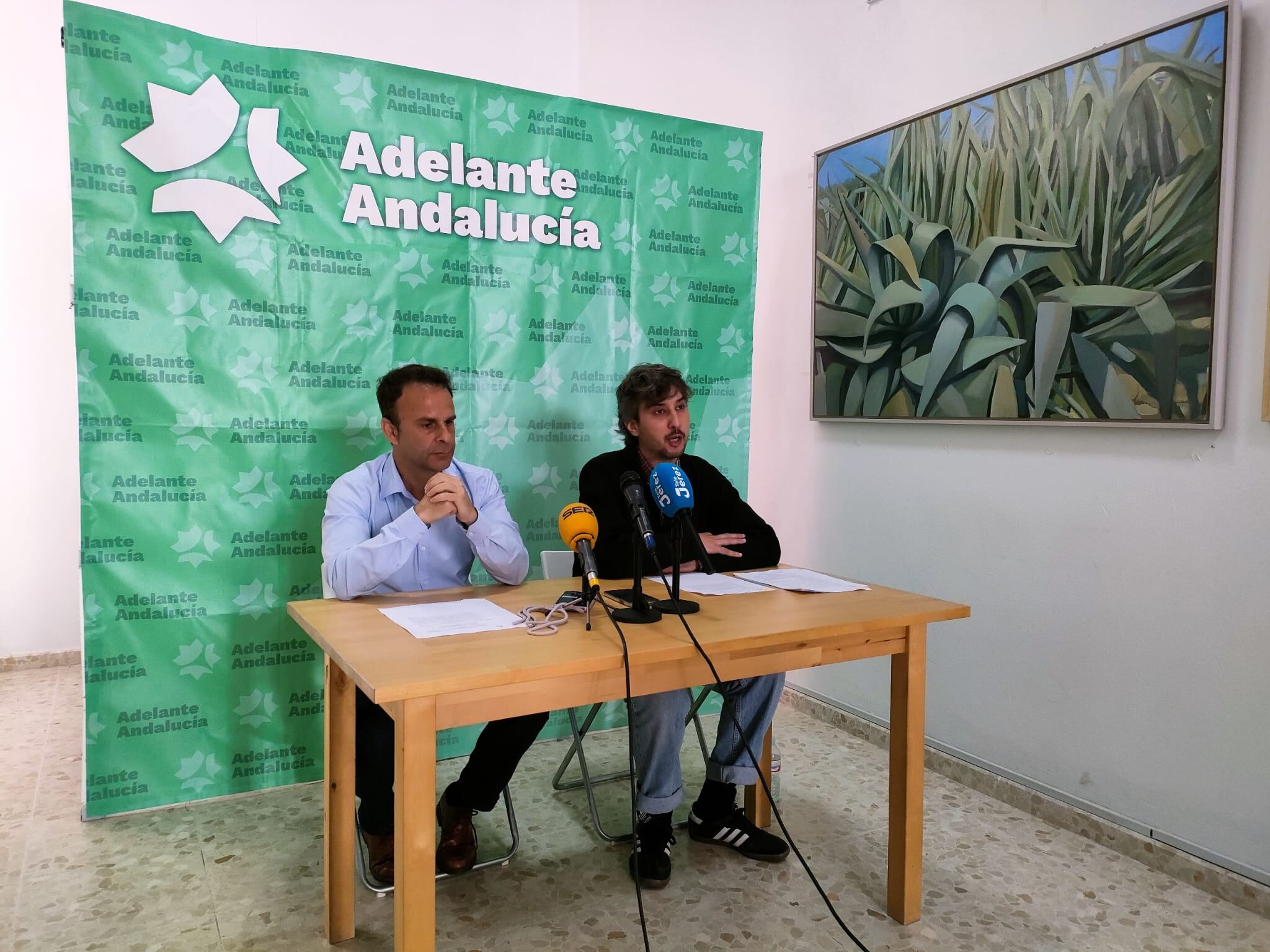 Alejandro Gutiérrez, diputado provincial del partido, junto a Juan Luis Carmona, portavoz de la formación en Jerez /RJ