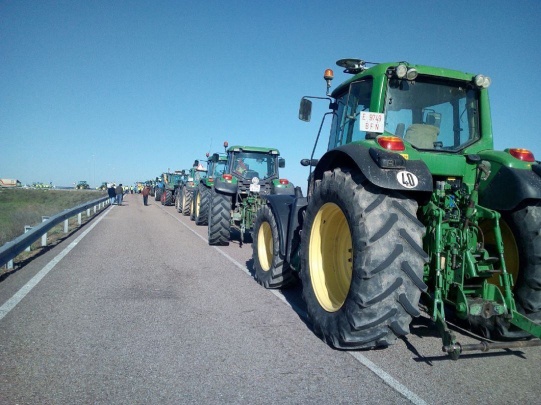 Tractores participando en la protesta agrícola