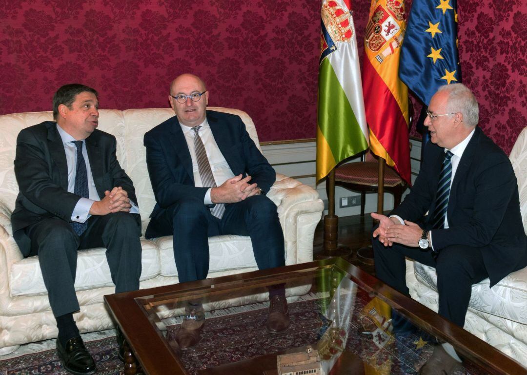 El Comisario europeo y el Ministro de agricultura se han reunido con el Presidente del gobierno regional