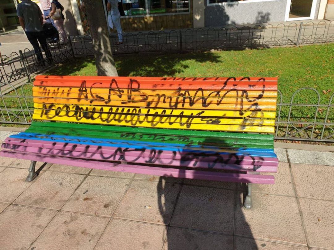 Condenan los actos vandálicos contra los bancos con colores LGTBI de la Avenida Vía Roma