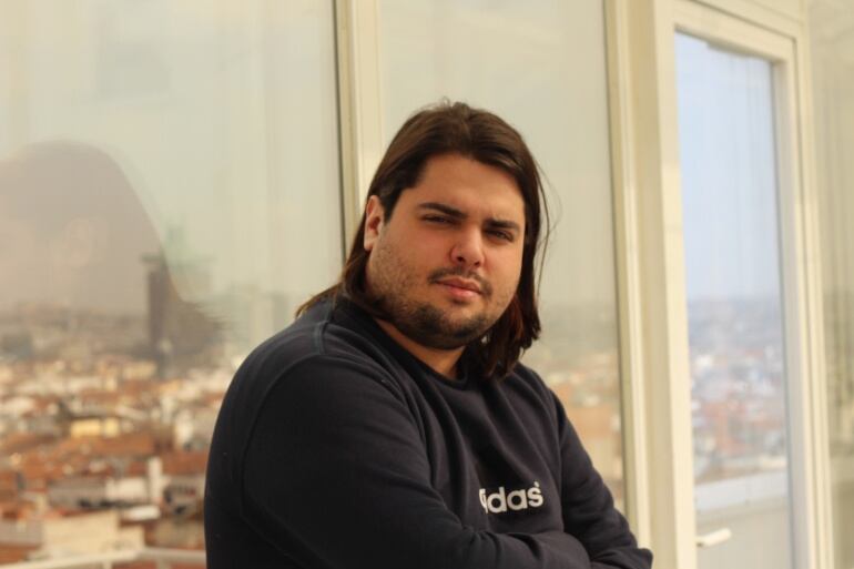 Brays Efe en la terraza de la Cadena Ser