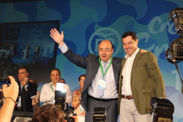 El presidente provincial del PP de Granada, Sebastián Pérez, tras ser proclamado como tal en el último congreso, acompañado por el líder regional de la formación, Juanma Moreno