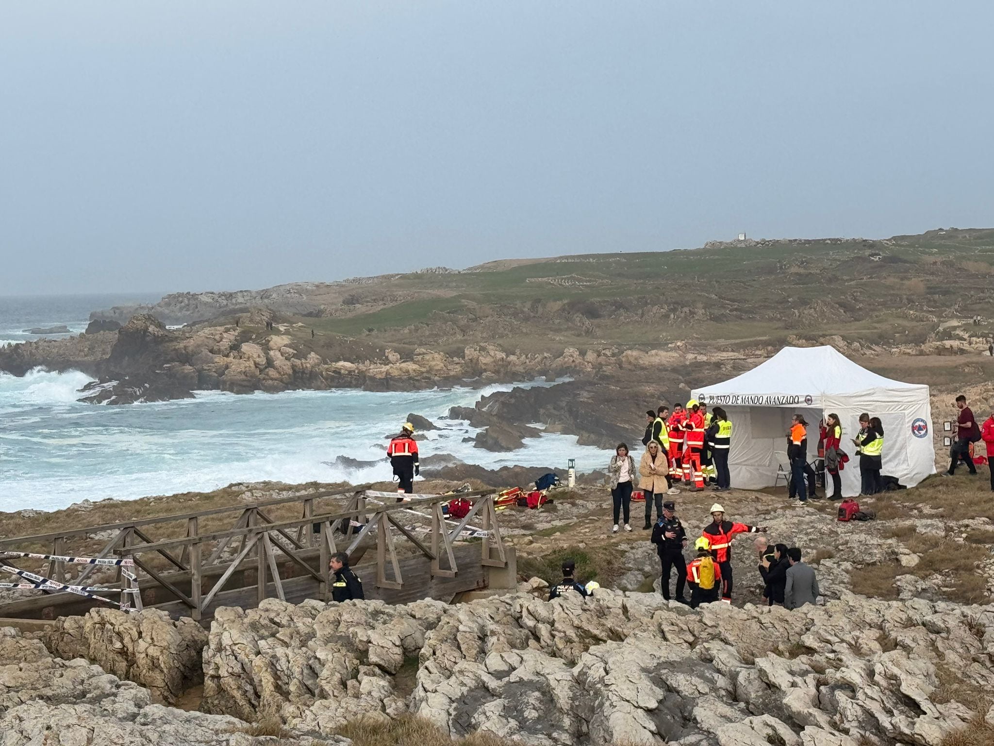 Imagen de las tareas de búsqueda y rescate tras colapsar una pasarela en la playa del Bocal, en Santander.