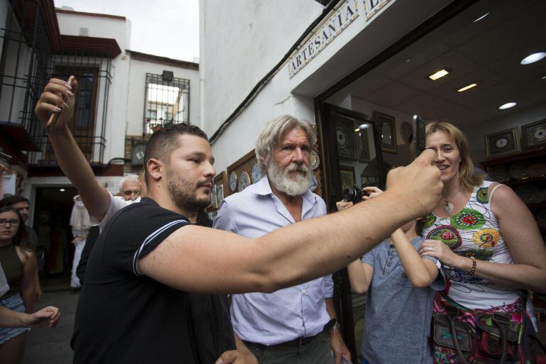 El actor norteamericano Harrison Ford pasea por los alrededores de la Mezquita-Catedral de Córdoba, mientras la gente por la calle al reconocerle le hace fotografías. EFE/Rafa Alcaide