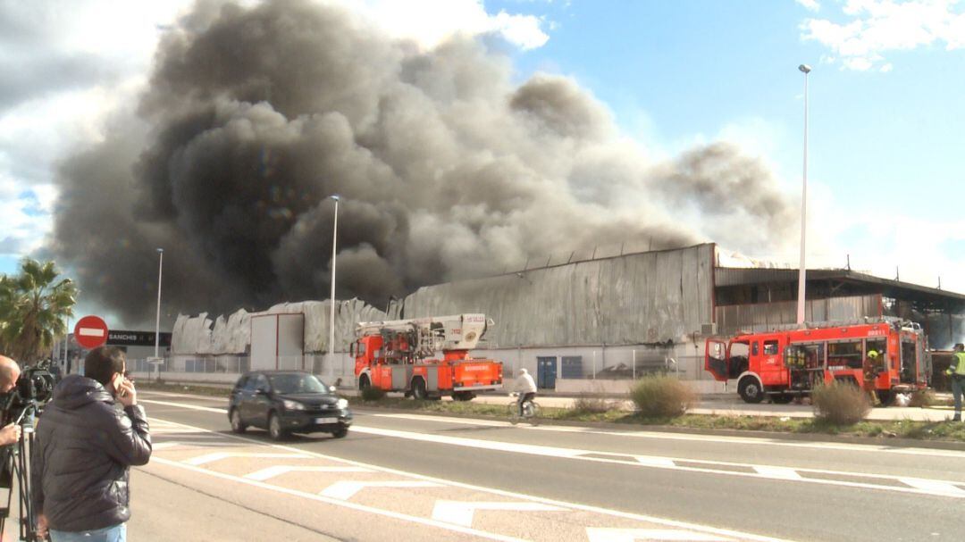 Nueve bomberos y cinco vehículos de los parques de Burjassot, Torrent y Paterna han trabajado en las labores de extinción del incendio declarado este lunes en una nave con abundante material plástico en el polígono de La Cova de Manises, según ha informado el Consorcio Provincial de Bomberos de Valencia. 