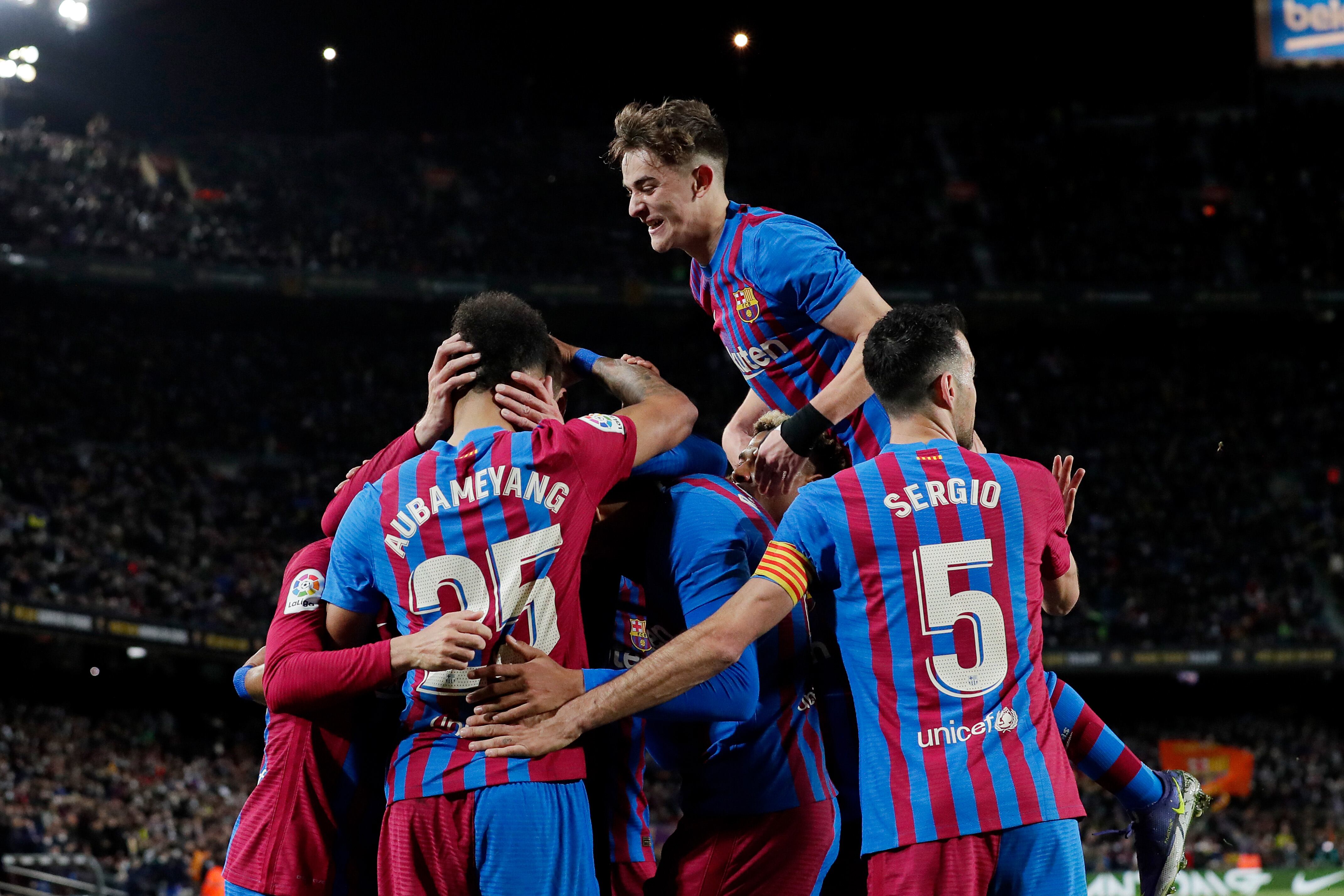 Los jugadores del Barça celebran el gol de Aubameyang frente al Athletic
