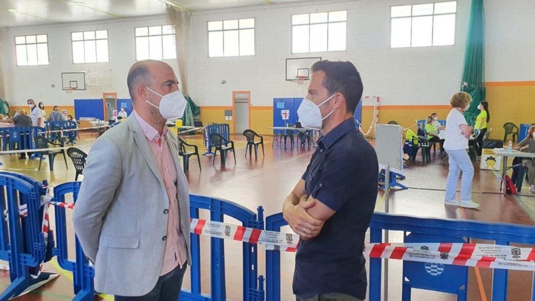 Eliseo García, alcalde de Molina de Segura, visita el punto de vacunación masiva instalado en El Romeral