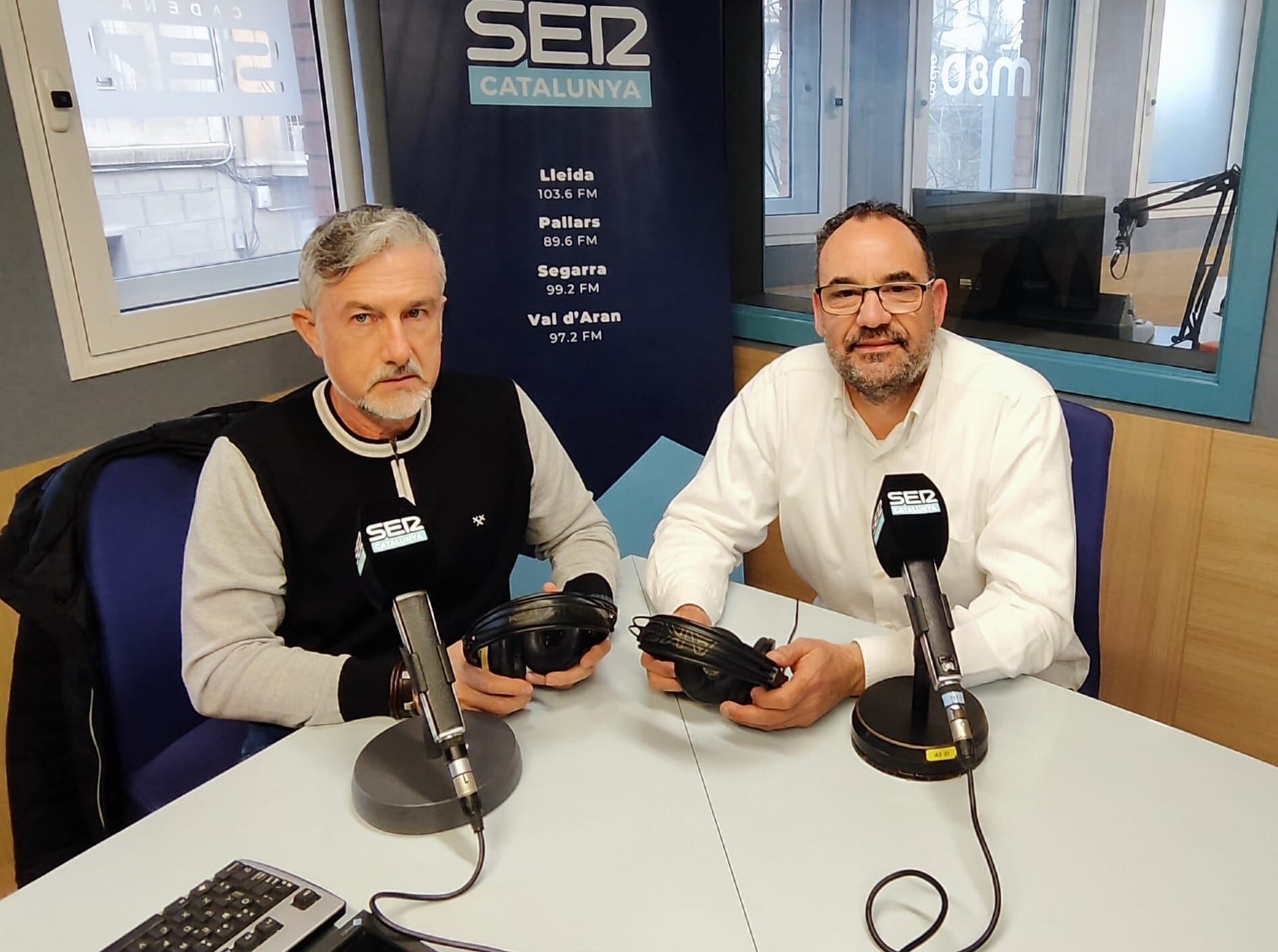 A l'esquerra, l'alcalde de L'Espluga Calba, Josep Cunillera i al seu costat, l'alcalde de La Portella, Carles Català. Foto: Ràdio Lleida.