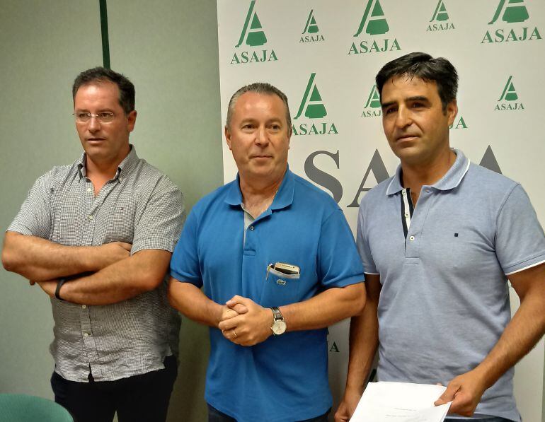 El presidente regional de ASAJA, Donaciano Dujo (c) entre Angel Arroyo y Esteban Martínez (dcha) responsable en Burgos