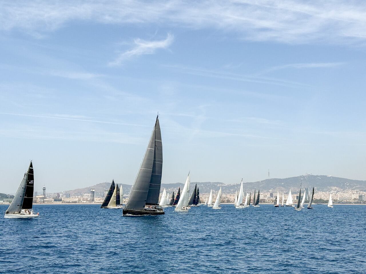 La flota va salpar aquest dijous del port de Barcelona rumb a Maó a 140 milles de distància.