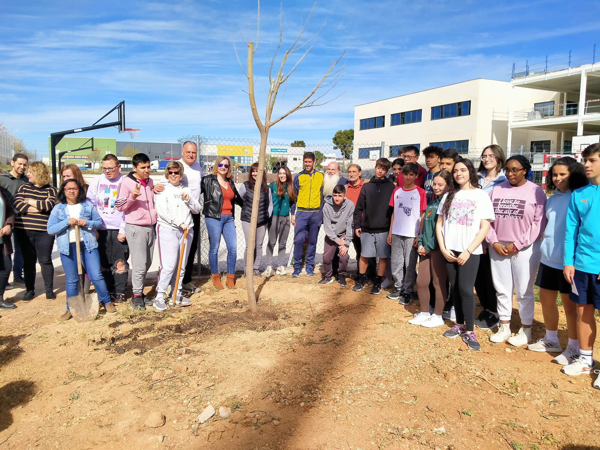 El Ayuntamiento de Tarancón planta nueve moreras en el Dia Mundial del Arbol 2023