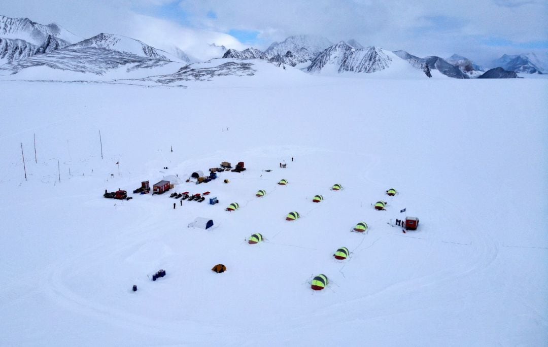 Vista aérea de un Campamento científico en la Antártida.