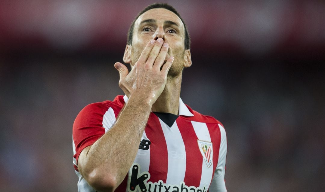 Aritz Aduriz celebra un gol con el Athletic.