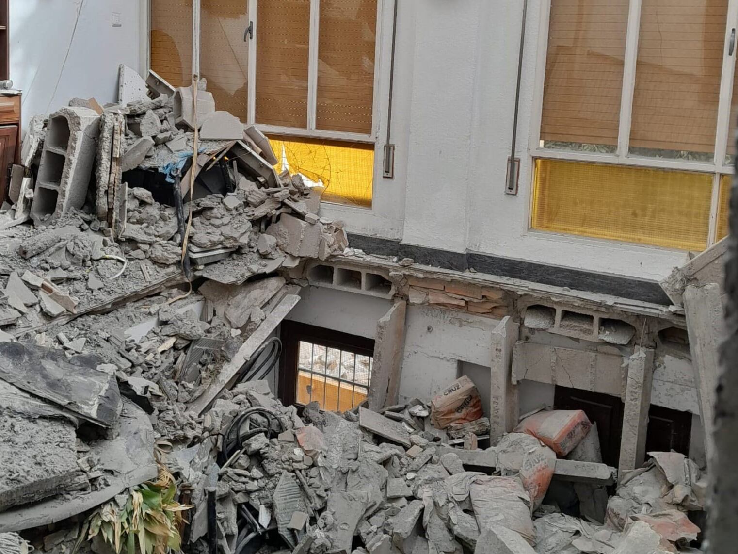 Rescatan a un hombre atrapado en el interior de una vivienda tras derrumbarse en Ontinyent.