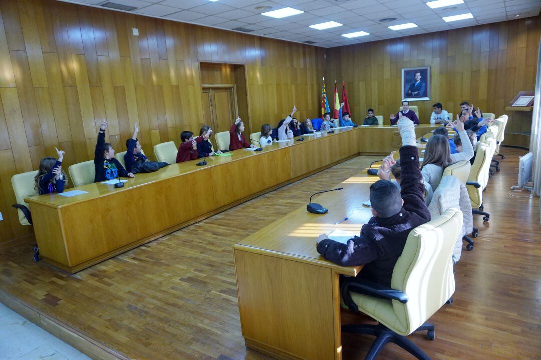 El pleno infantil de Elda se decanta por las acciones contra el acoso escolar