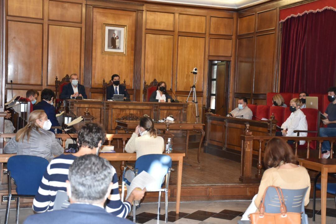 El Pleno de Alcoy ha aprobado esta mañana la ordenanza de peatonalización del Centro.