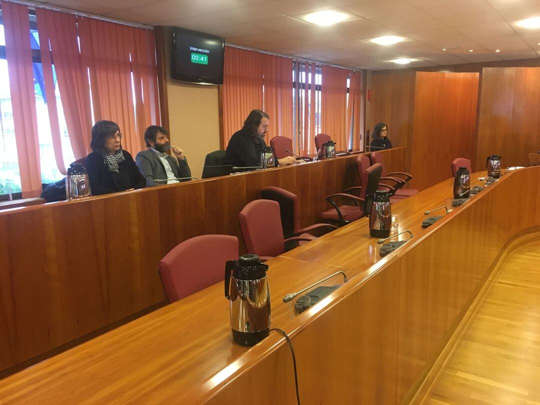 Asientos vacíos en el Pleno Municipal de Vigo, donde deberían de estar sentados los concejales del Partido Popular, con la presencia únicamente de los tres concejales de Marea de Vigo.