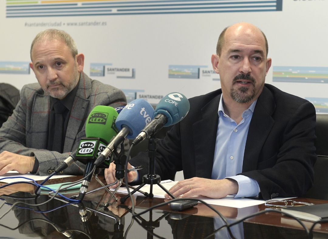 El concejal de Igualdad, Álvaro Lavín y presidente de las jornadas, Carlos San Martín Blanco en la presentación del encuentro.