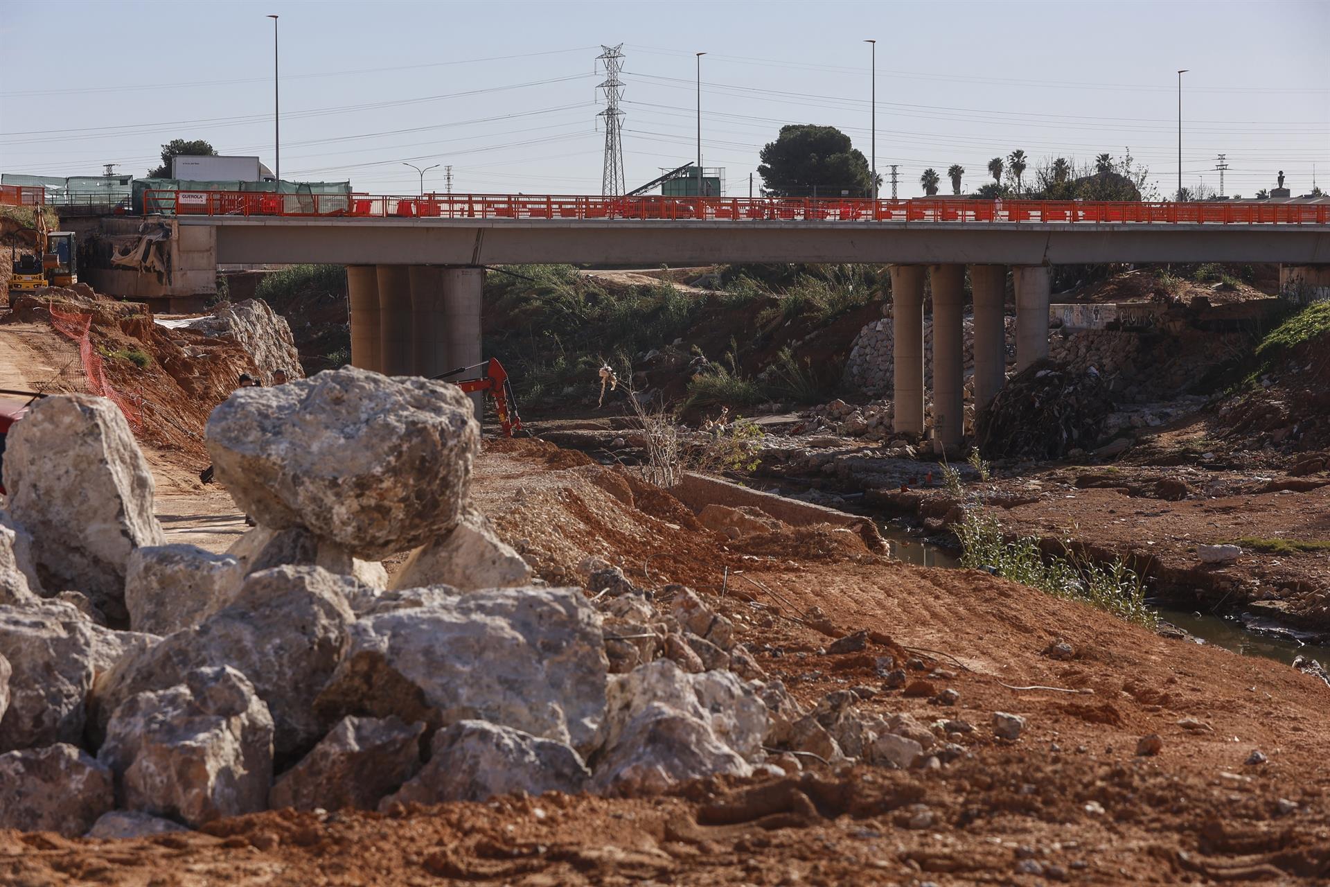 Obras de recuperación del puente de la CV-403 afectado por las inundaciones, en los términos municipales de Torrent y Picanya