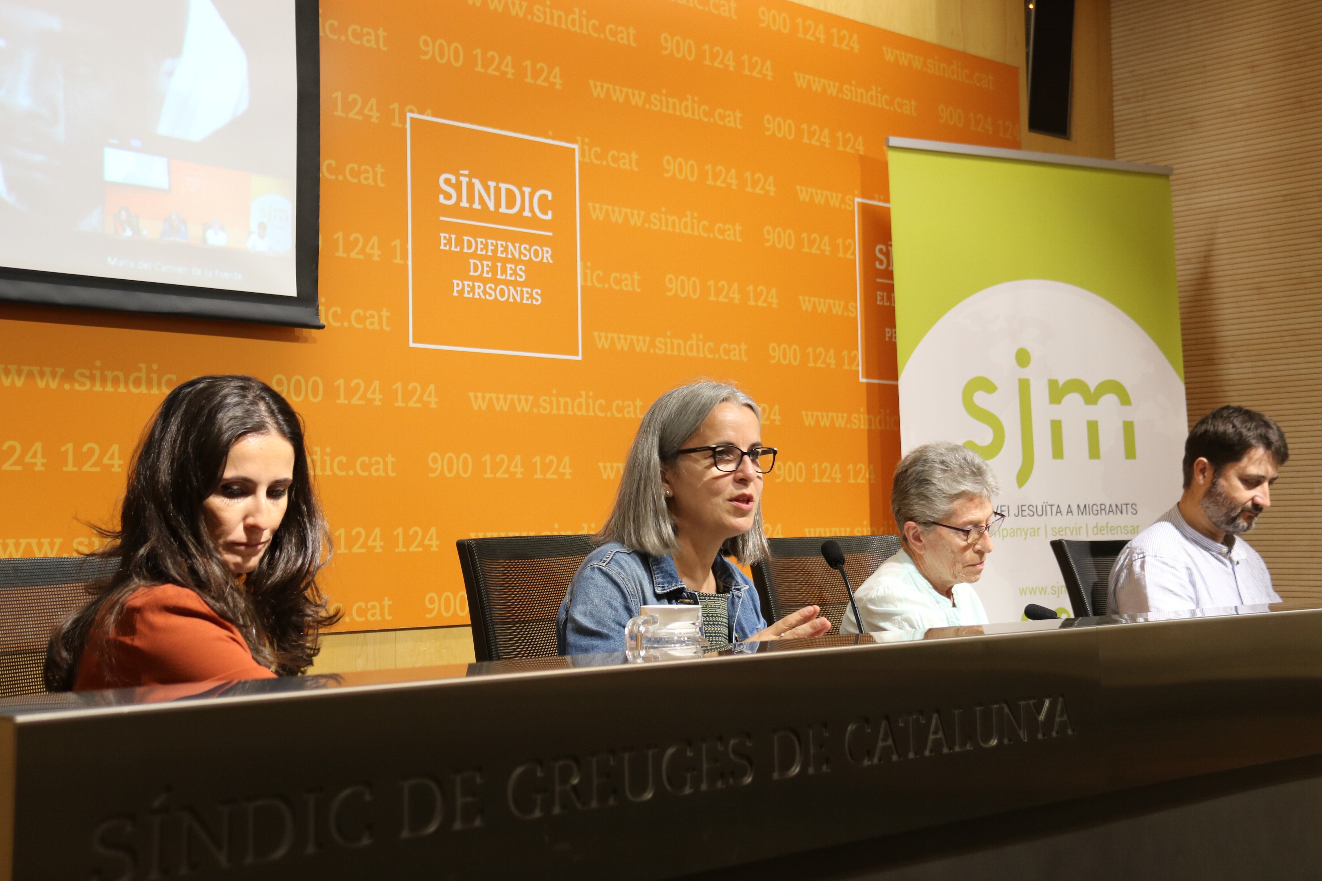 Representants de Migra Studium i el Servei Jesuïta de Migrants durant la presentació. (ACN)