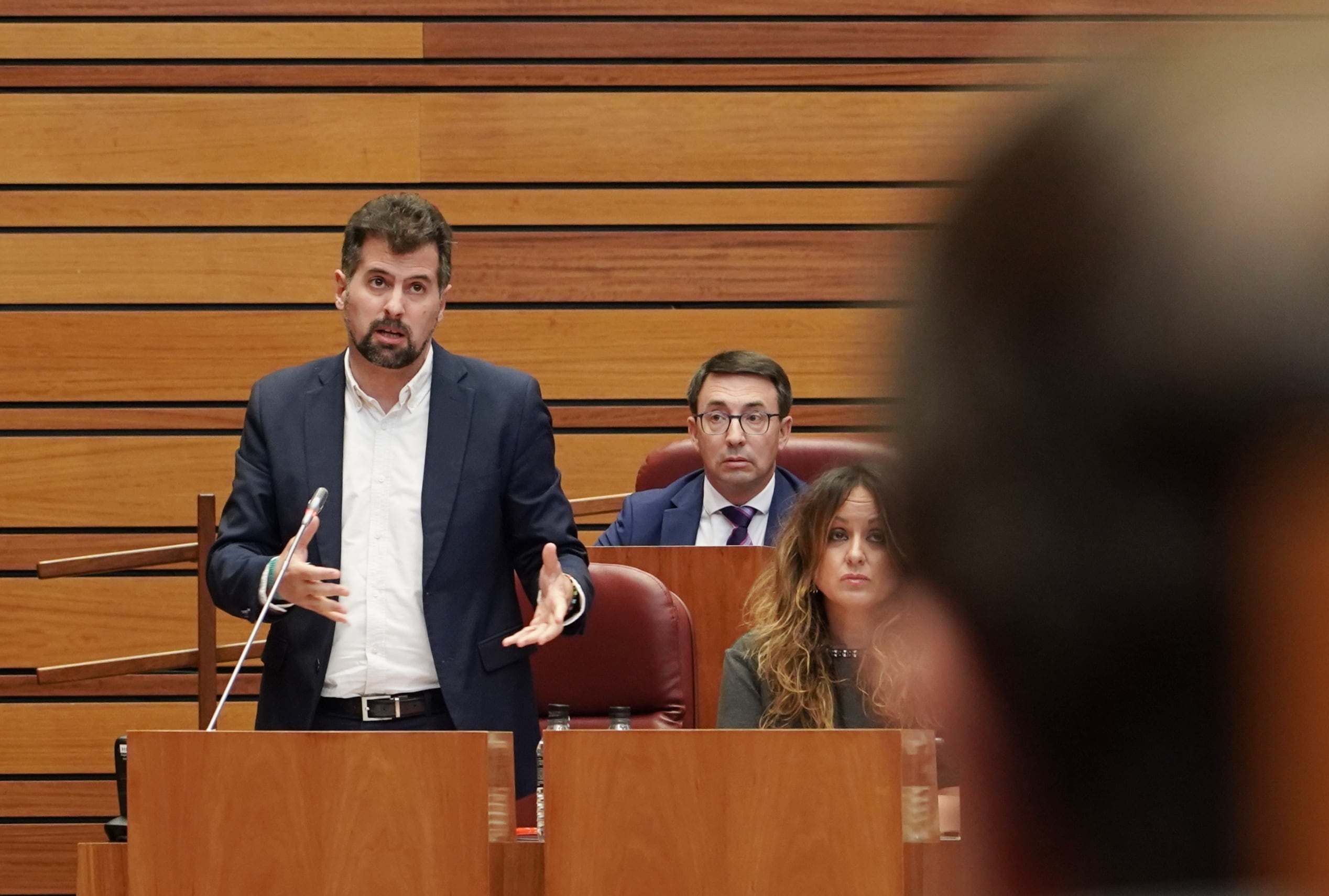 El portavoz del PSOE, Luis Tudanca, durante el pleno de las Cortes de Castilla y León