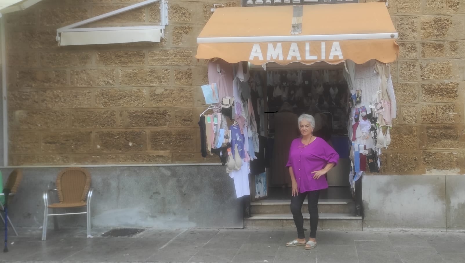 Amalia ante su tienda. Foto  E. M.