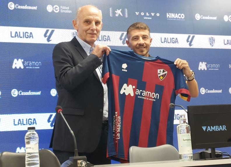 Ángel Martín González junto a Francisco Portillo en la presentación como nuevo jugador de la SD Huesca