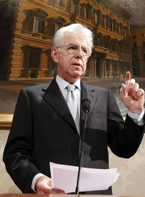 El dimisionario primer ministro italiano, Mario Monti durante una rueda de prensa celebrada en el Senado en Roma, Italia