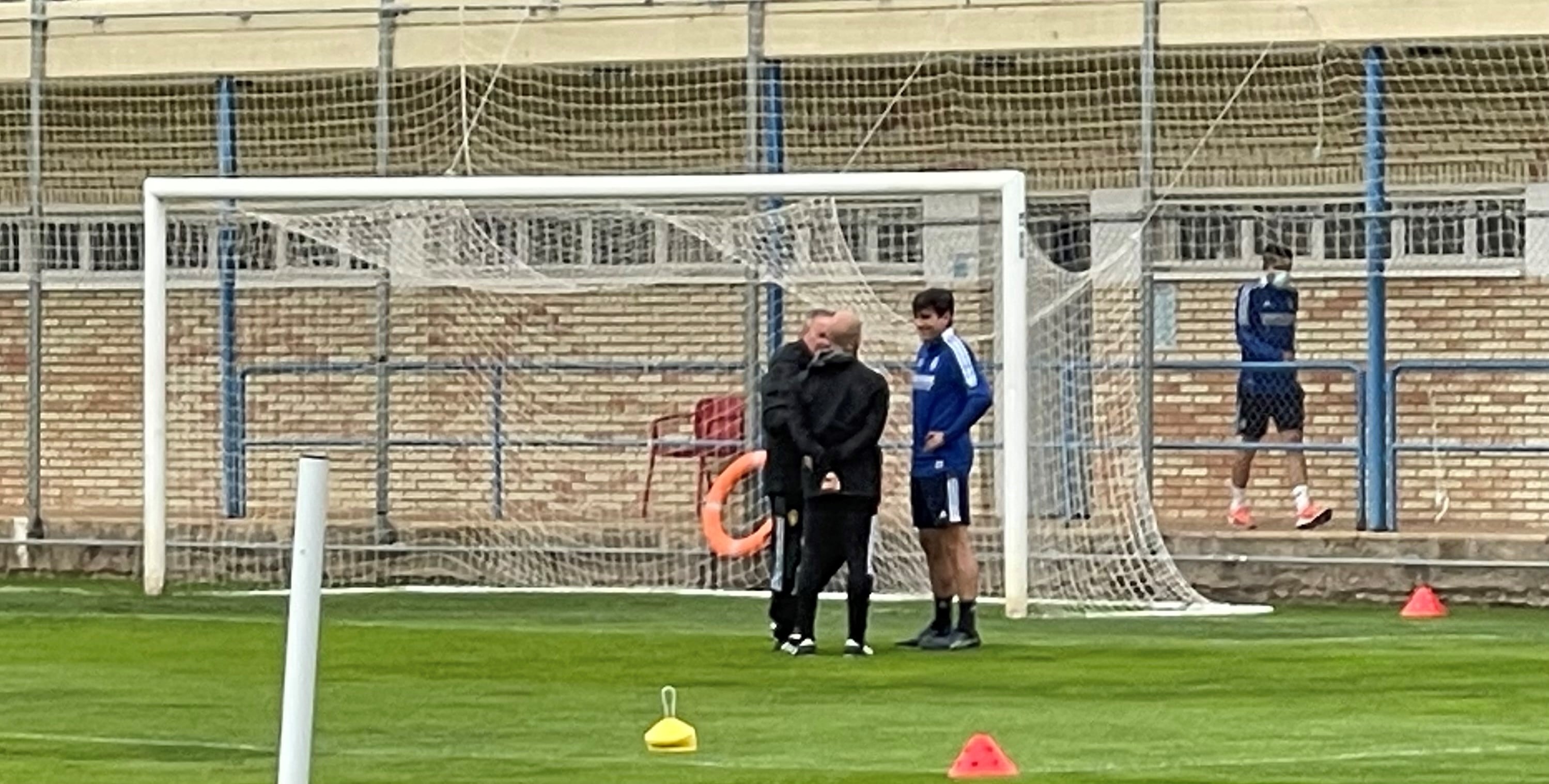 Iván Azón dialoga con Juan Ignacio Martínez antes de empezar el entrenamiento en la Ciudad Deportiva