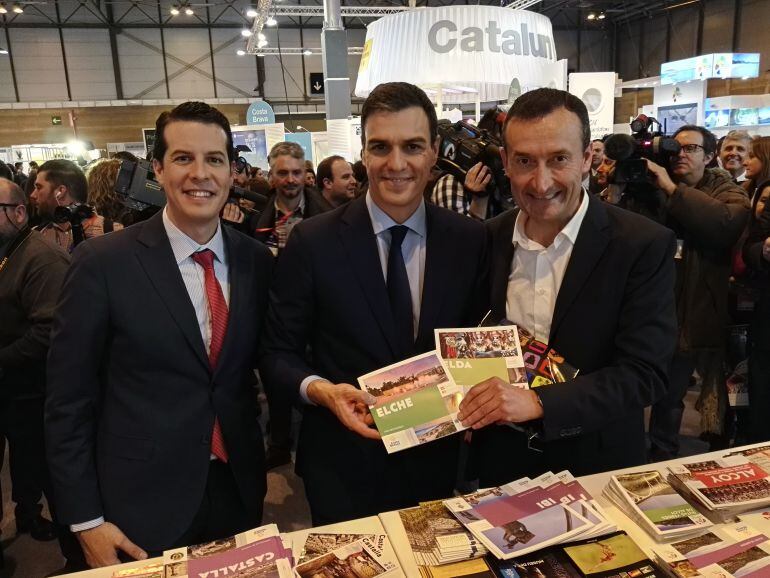 Los alcaldes de Elche y Elda con Pedro Sánchez en la pasada edición de FITUR